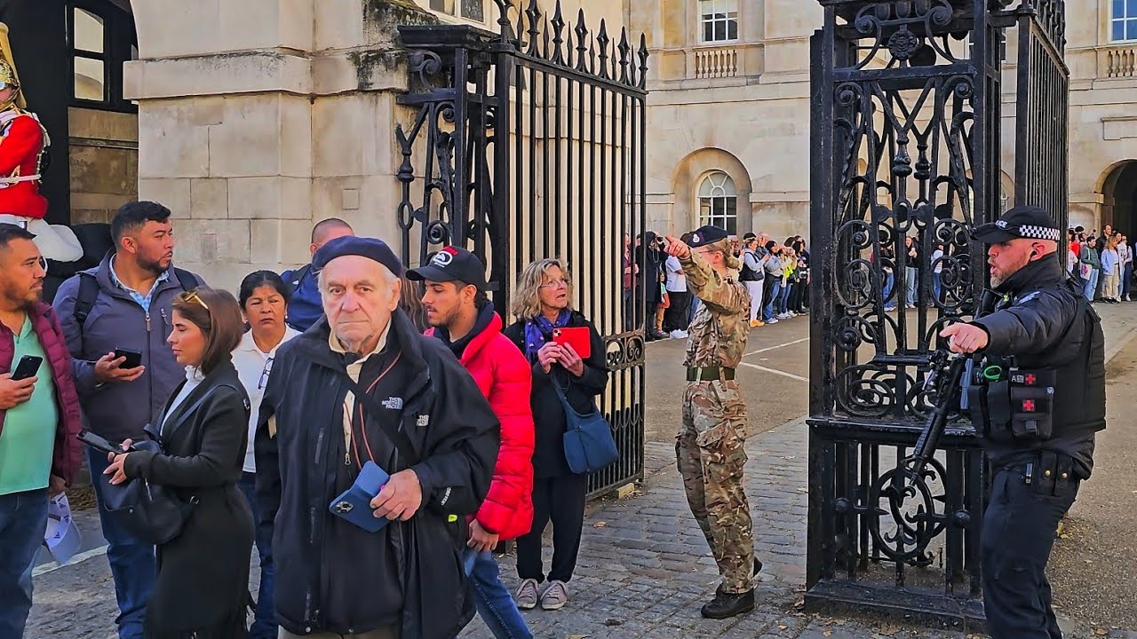 POLICE AND TROOPER GET FIRM WHEN ZOMBIE TOURISTS DON'T BOTHER TO LISTEN at Horse Guards!