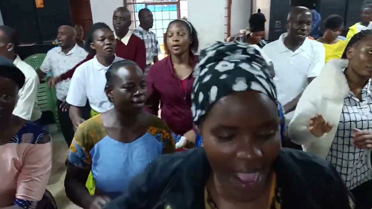PENTECOSTAL FAMILY CHURCH KAYOLE PRAISE 🙏😊 COME LET US DANCE FOR THE LORD FOR HE ID GOOD 