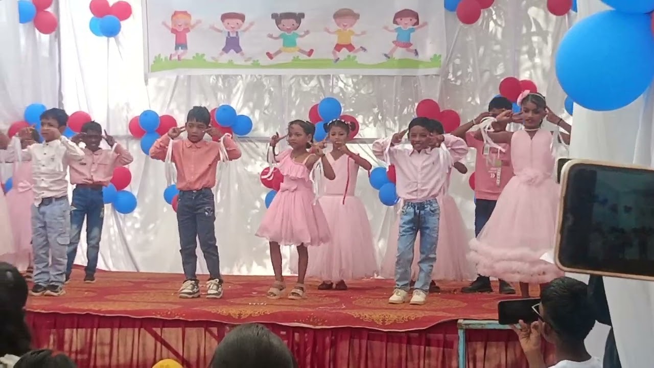 School 🏫 mein dance karte huye bacche 