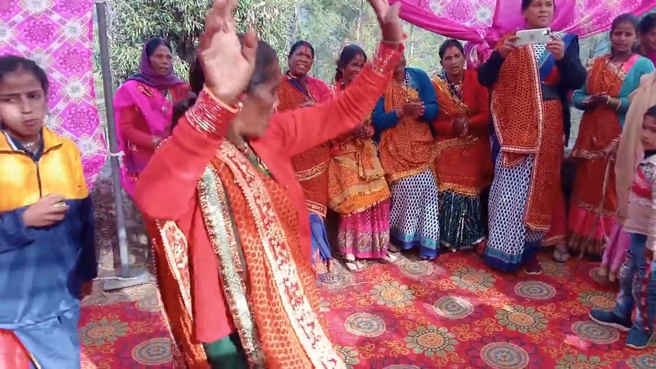 पहाड़ी गाने में गांव की एक पहाड़ी महिला का जबरदस्त वाला डांस