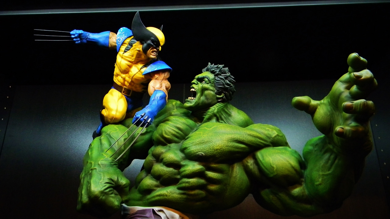 Hulk vs Wolverine Sideshow Statue Review
