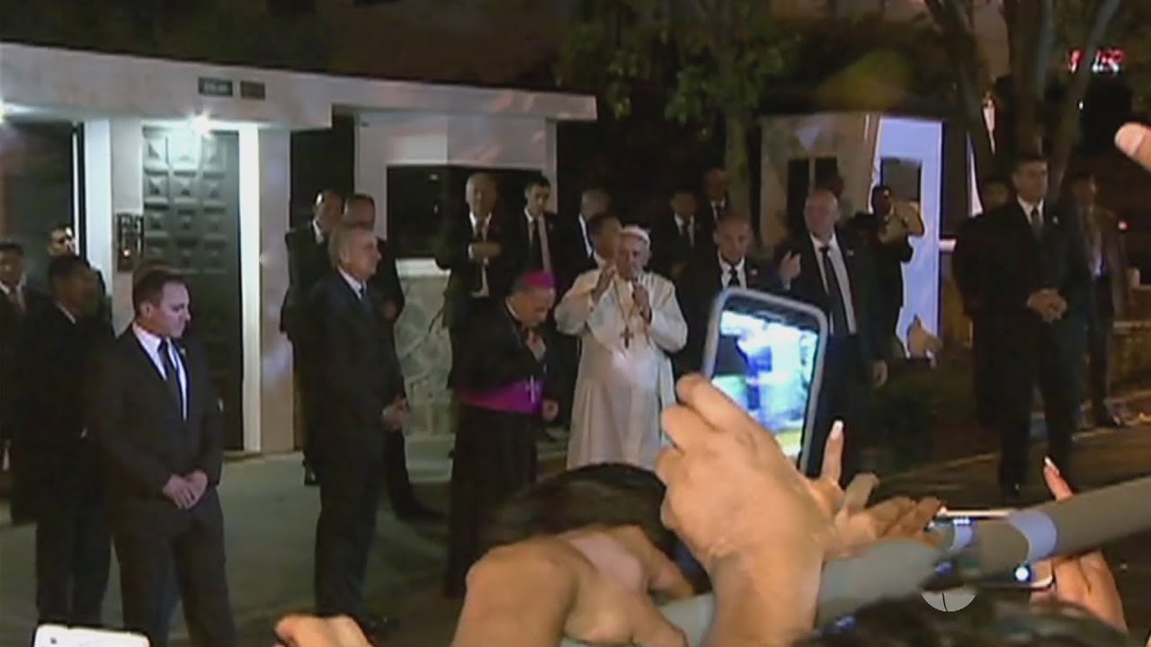 Papa Francisco sale de la nunciatura a saluda a sus fieles