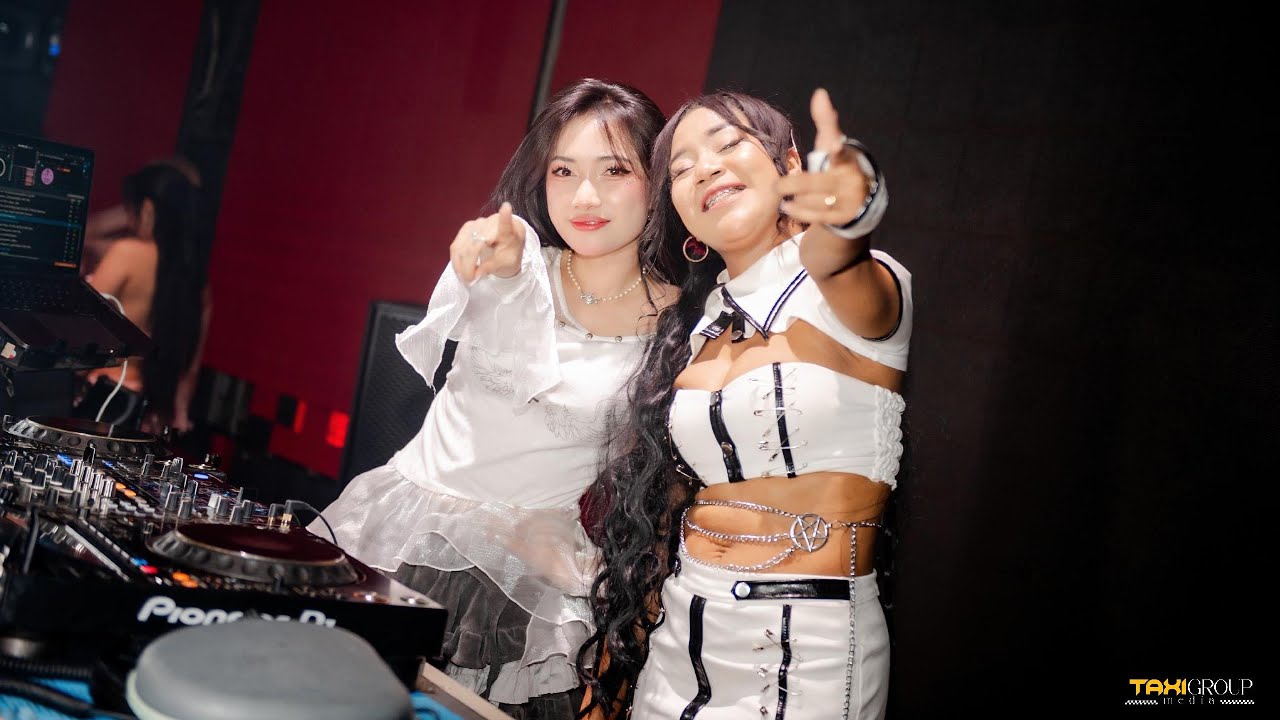 LIVE SET DJ UK ft DJ LILYCLO x MC KELLY IN N1 TAXI LOUNGE BIGGEST LOUNGE IN SIHANOUKVILLE CAMBODIA