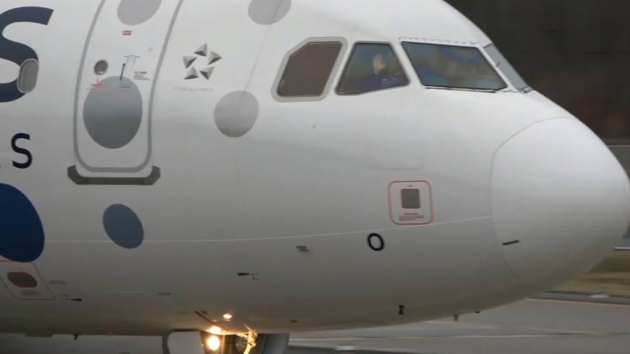 Piloten der Brussels Airlines winken aus dem Cockpit des Airbus A319 | Frankfurt Airport 