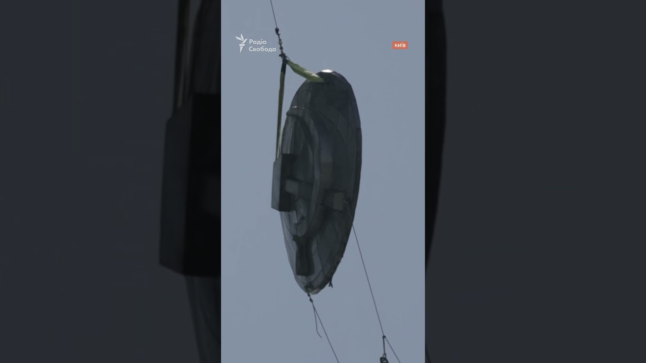 Декоммунизация &laquo;Родины-матери&raquo;: герб СССР демонтирован из монумента