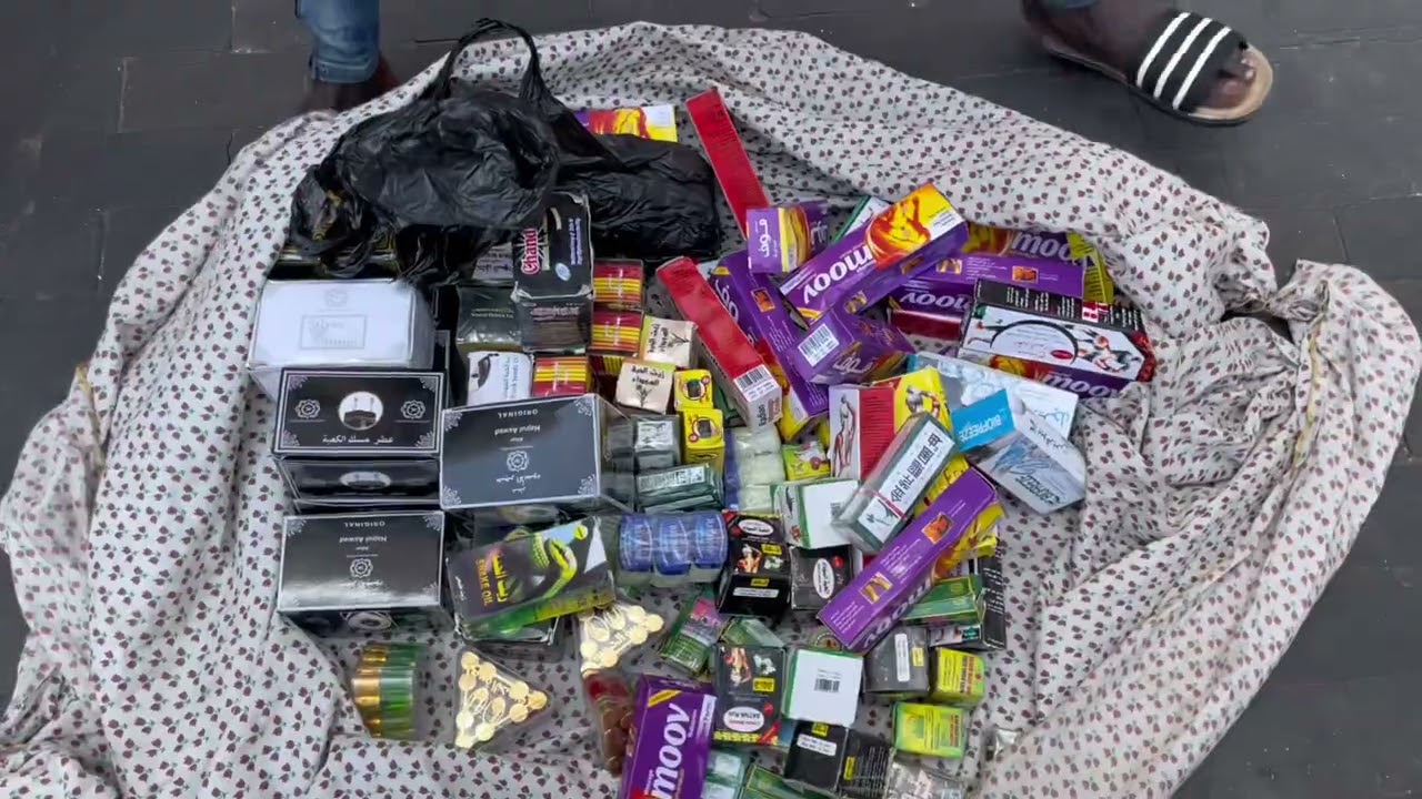 মক্কায় ফুটপাতে ৫থেকে ১০টাকায় কেনাকাটা ॥এত সস্তায় ॥Macca॥ Cheap shopping..