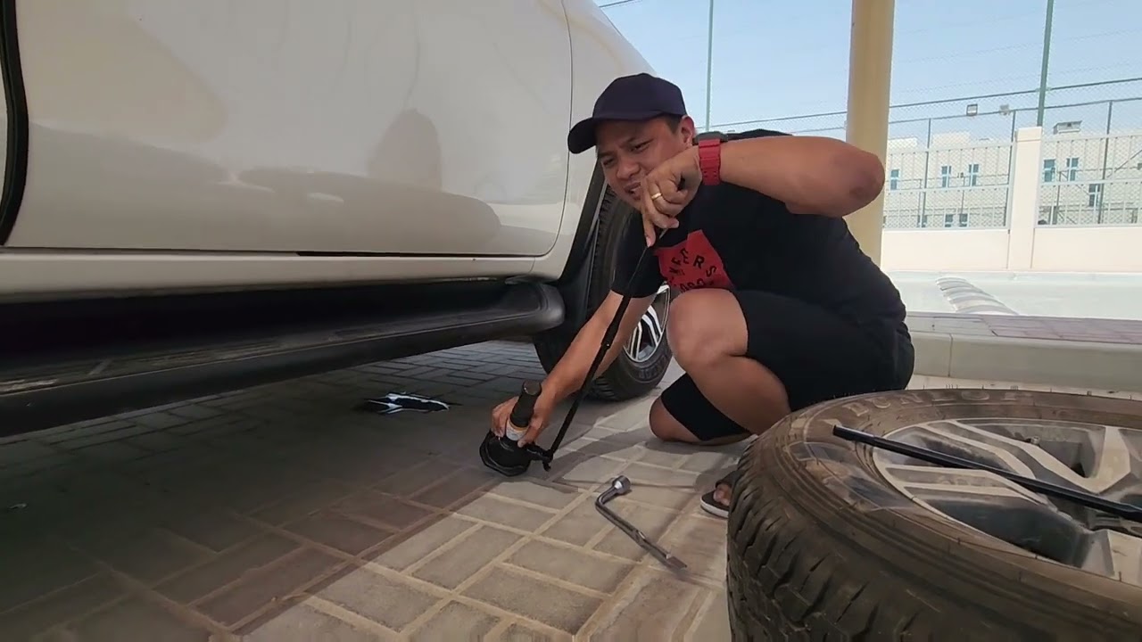 TOYOTA FORTUNER CHANGE TYRE DIY (  MY TYRE HAVE SCREW )