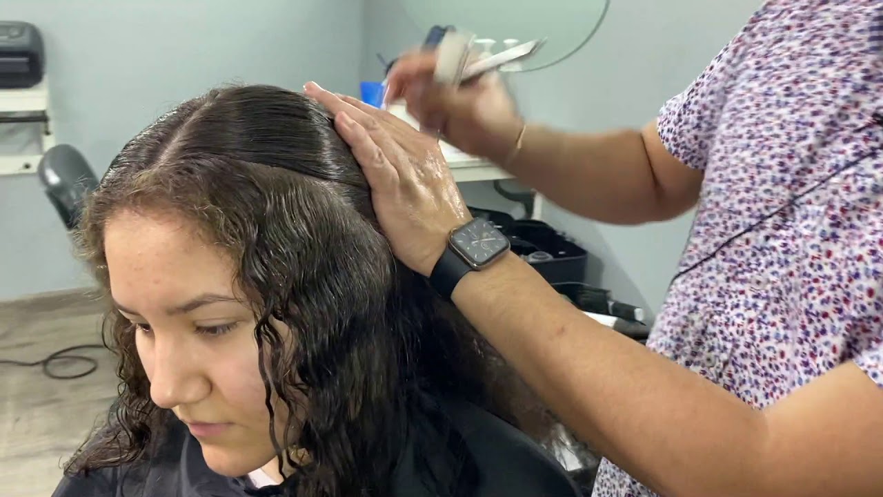 Como quitar volumen a un cabello abundante
