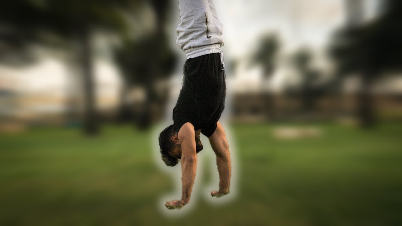 לומד עמידת ידיים בשבוע