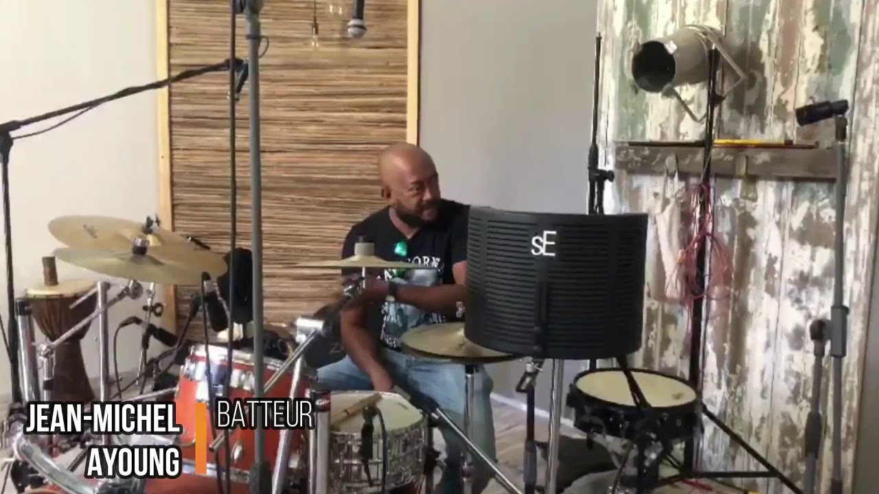 Jean Michel Ayoung travaillant sur le Nouvel album de ZOTSA