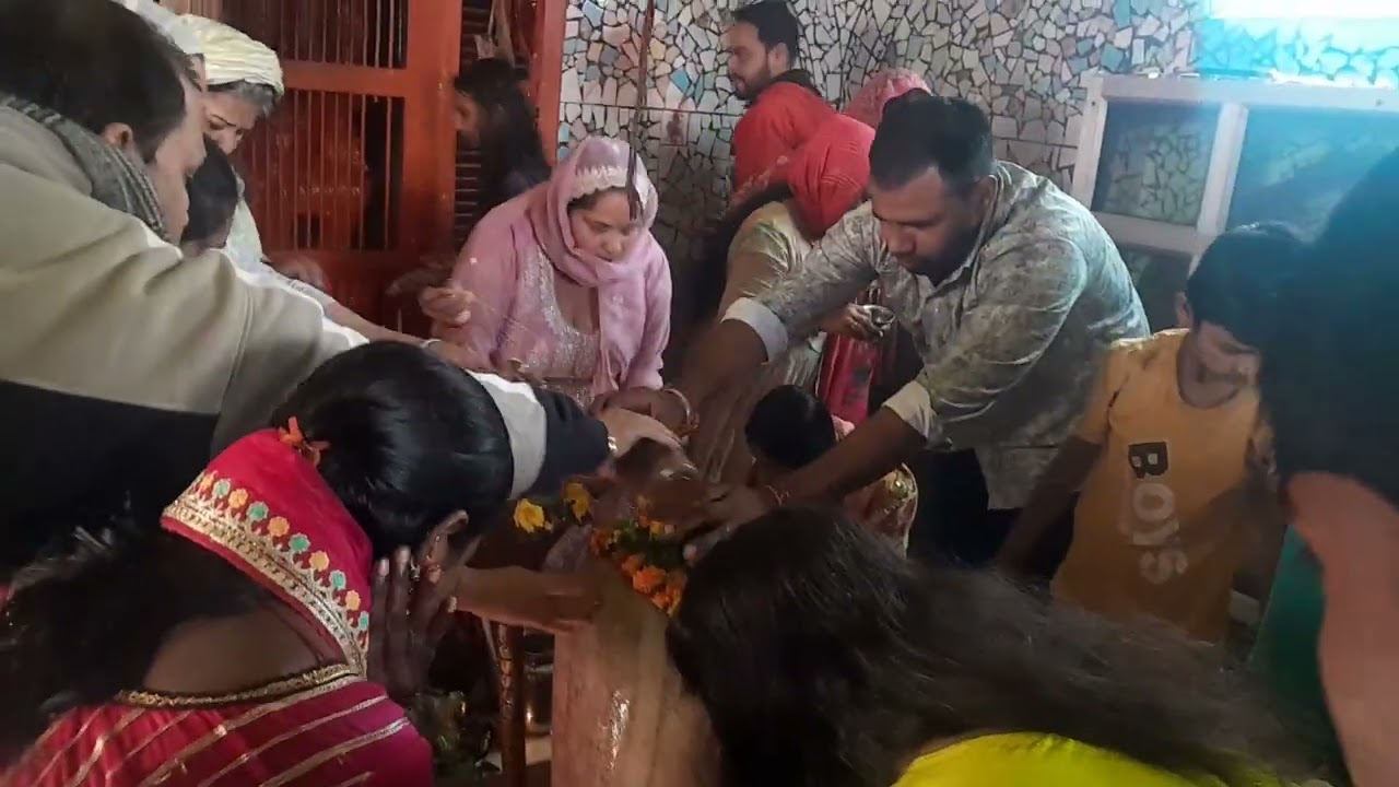 महाशिवरात्रि पर हम मंदिर में पूजा करने गई 15 फरवरी