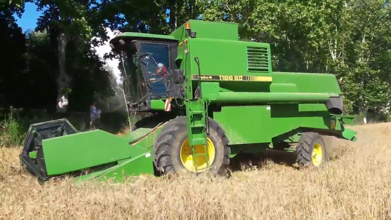 John Deere 1188 SII hydro/4 en moisson à Valensole/Gréoux les bains.