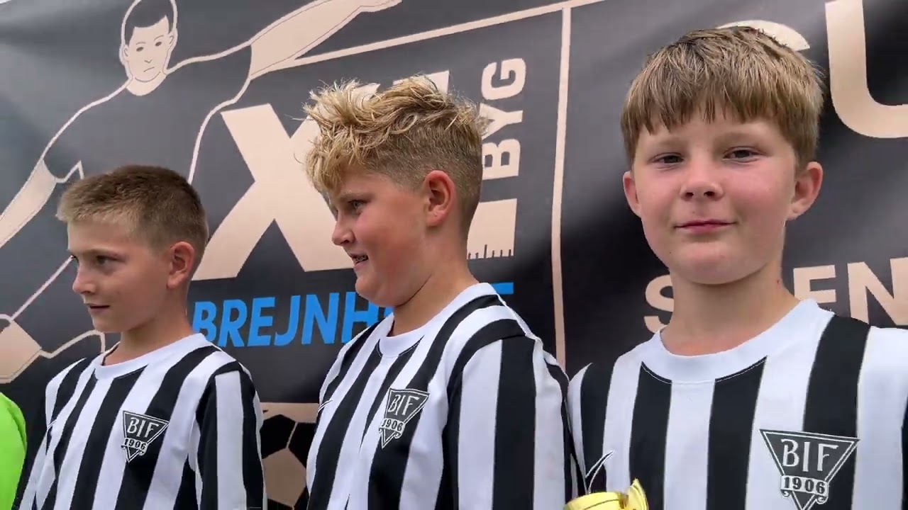 Interview og pokalløft fra podiet med U12 drengene fra Brande Idrætsforening.