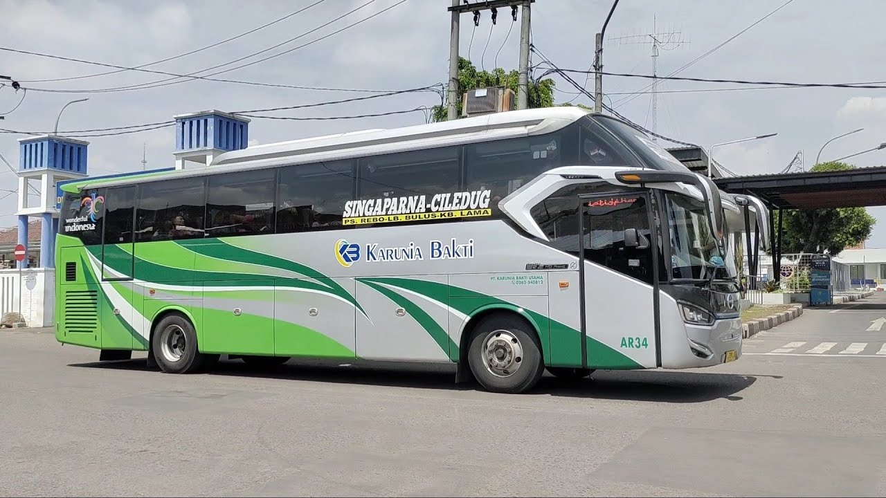 Kesibukan Bus Karunia bakti dan Bus mgi di terminal Guntur garut