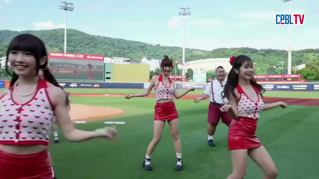 08/18 富邦 VS 味全 賽前，味全啦啦隊Dragon Beauties小龍女為復古日帶來一連串懷舊金曲表演