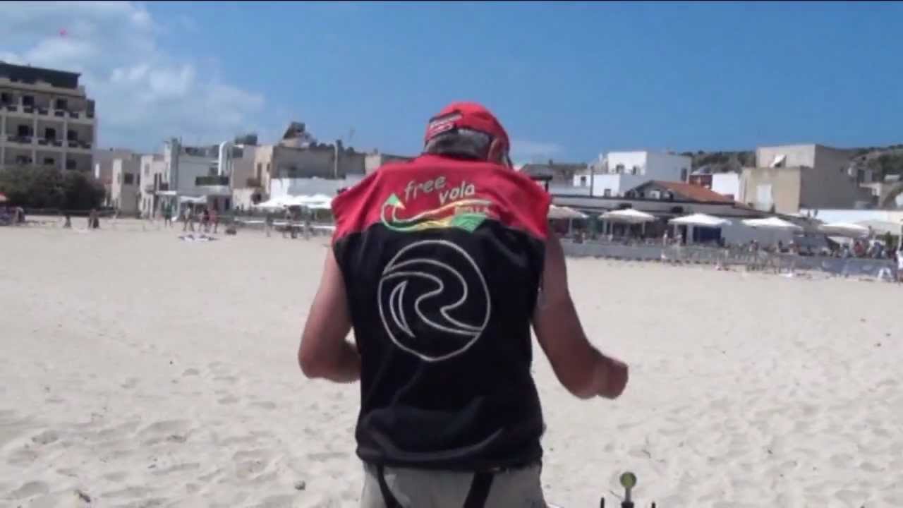 Edy Angelino pilota  4 aquiloni acrobatici indipendenti DA SOLO