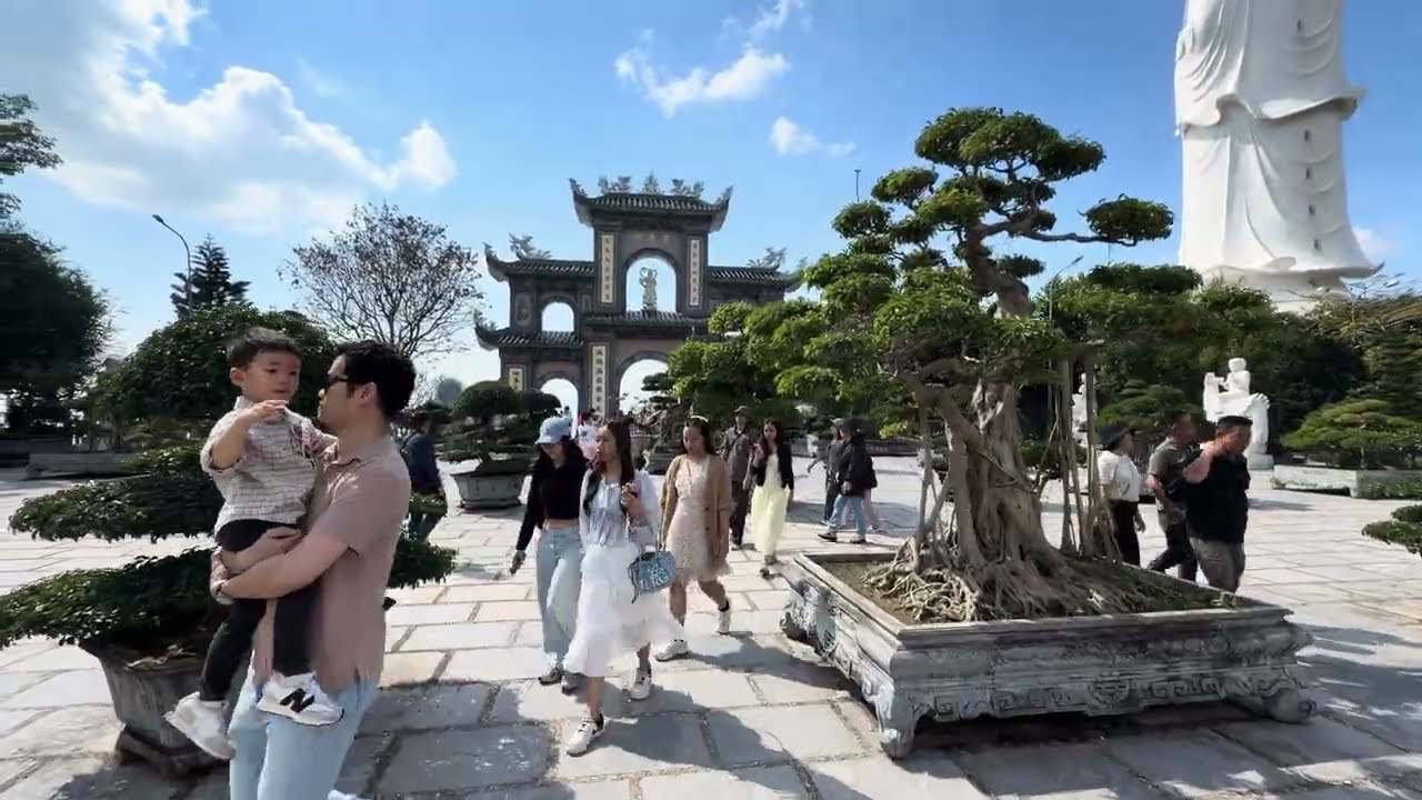 A walk around Linh Ung Pagoda
