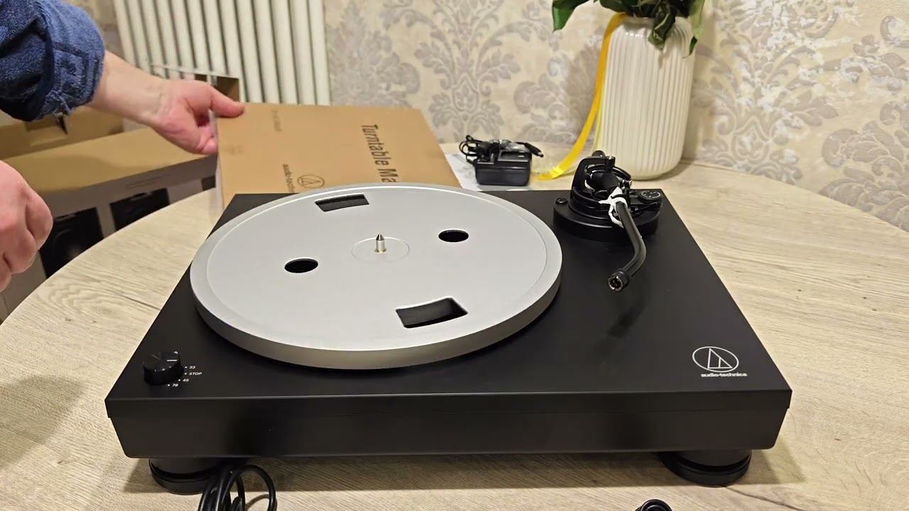 распаковка проигрывателя AT-LP5x и колонок AT-SP3x