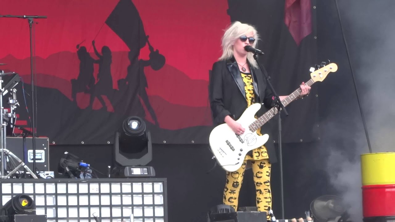 Haloo Helsinki - Kuussa Tuulee LIVE @ Ilosaarirock, Joensuu, Finland 19.7.2015