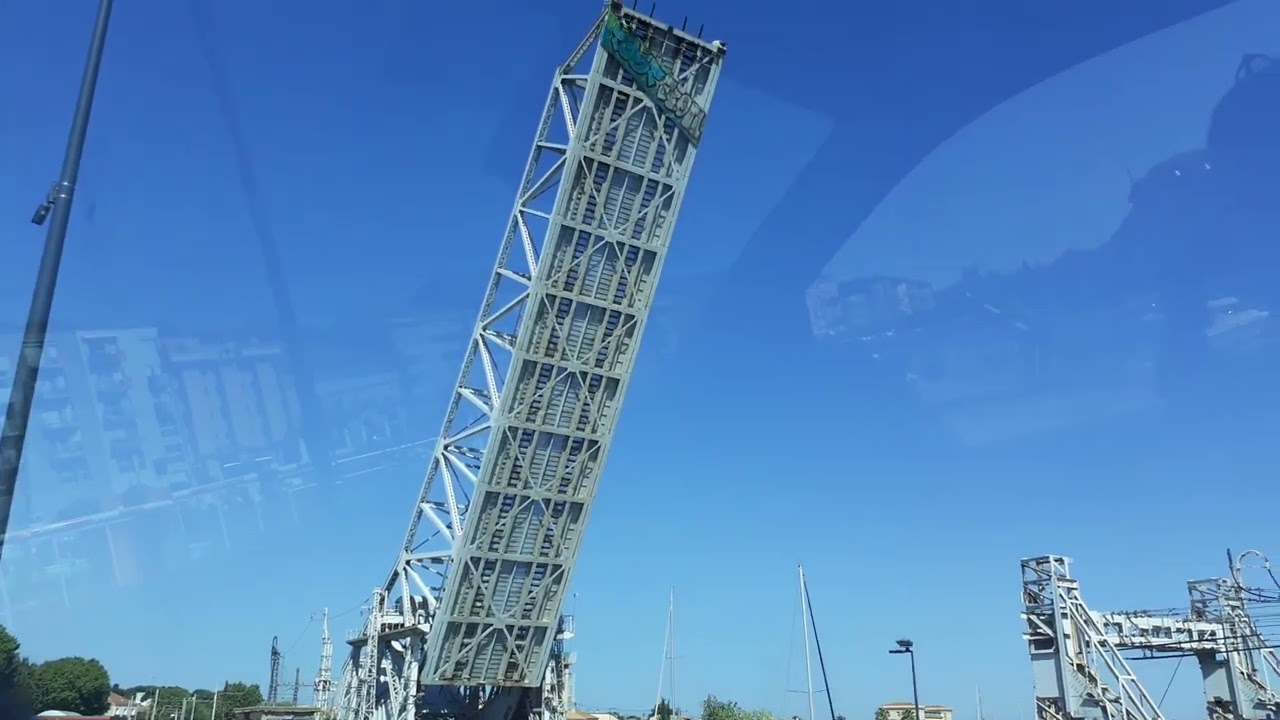 Pont qui se lève pour laisser passer les bateaux