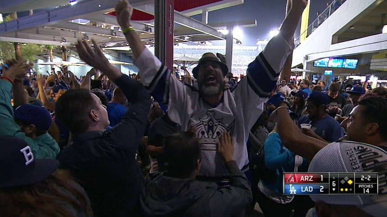 ARI@LAD: Dodgers fans celebrate Kings' clincher