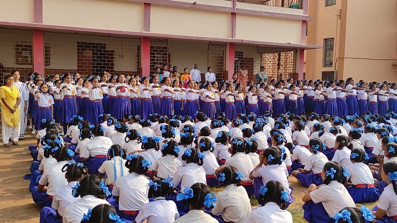 St.Xavier's Girl's Middle school Chaibasa ke mantri mandal ka shapat gharan.