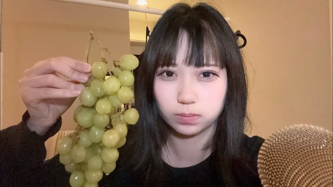 ASMR I eat a really big bowl of grapes