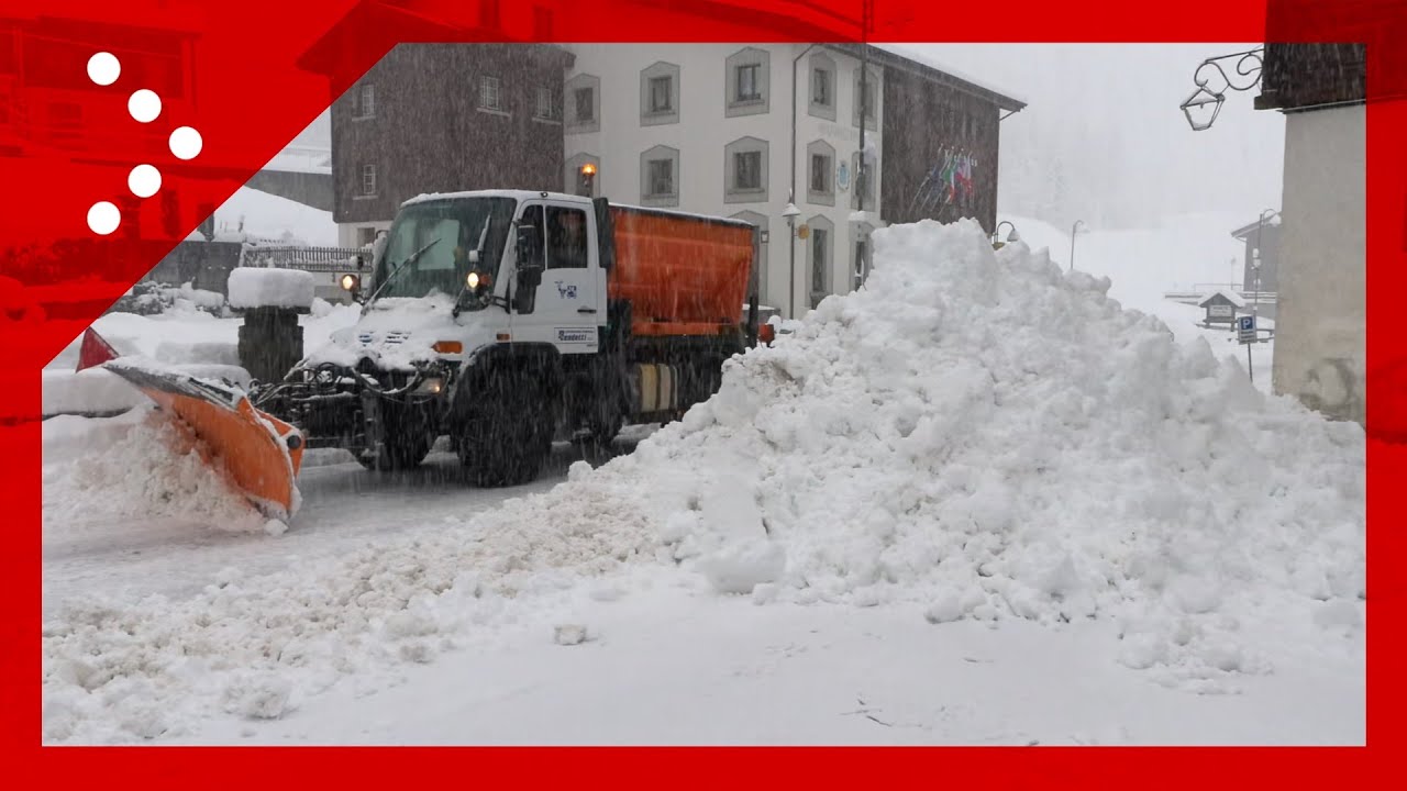 Torna la neve sulle Alpi occidentali, fitte precipitazioni in Val Formazza: si spala lungo le strade