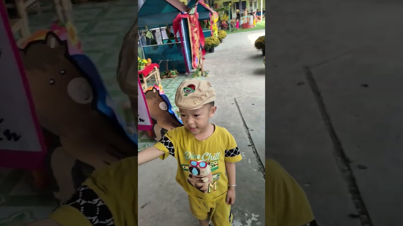 Hữu Thành vui vẻ khi được nghỉ học ăn tết.