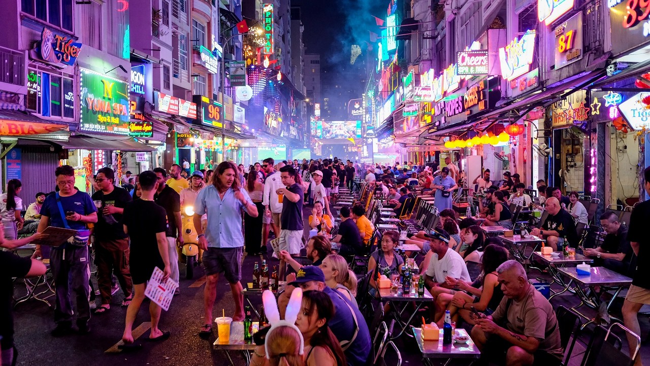 Saigon Night Walk on Bùi Viện Walking Street, Entertainment District, Ho-Chi-Minh-City, Vietnam, 4K