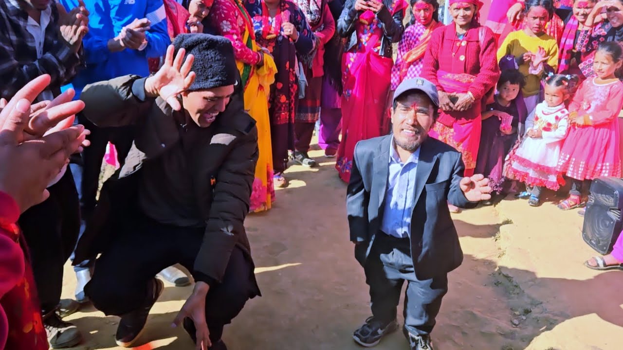 दुनिया कै होचो मान्छे र अग्लो मान्छेको नाच हेर्नुस्।🌷