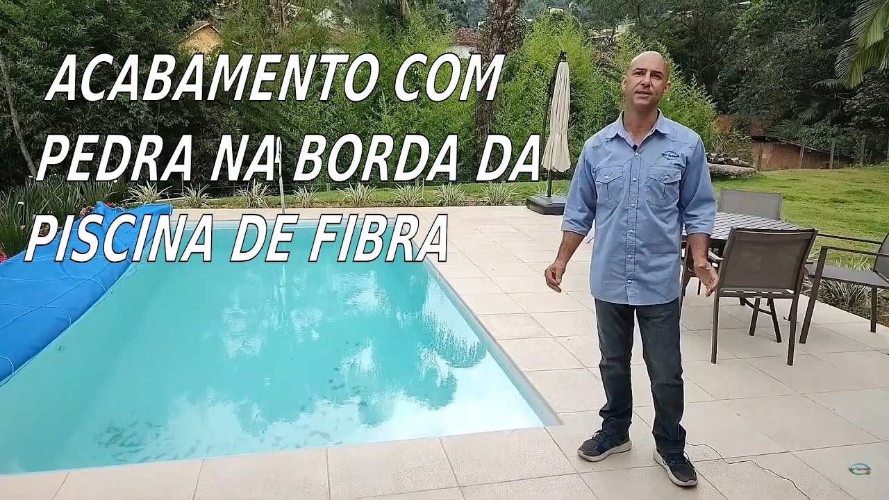 Acabamento com Pedra sobre a Borda da Piscina de Fibra