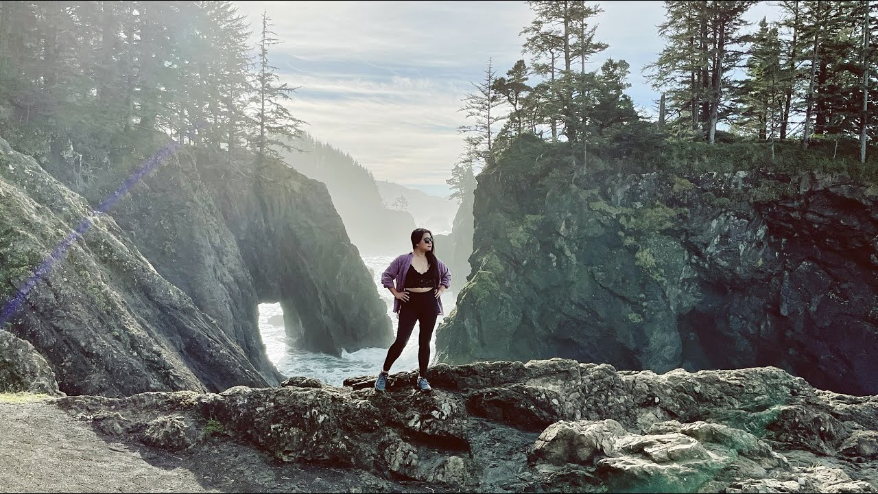Hike Natural Bridges in Brookings, OR.