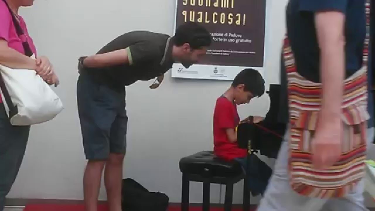 #17 Blind kid at Street piano - Padova station - Pianoforte 
