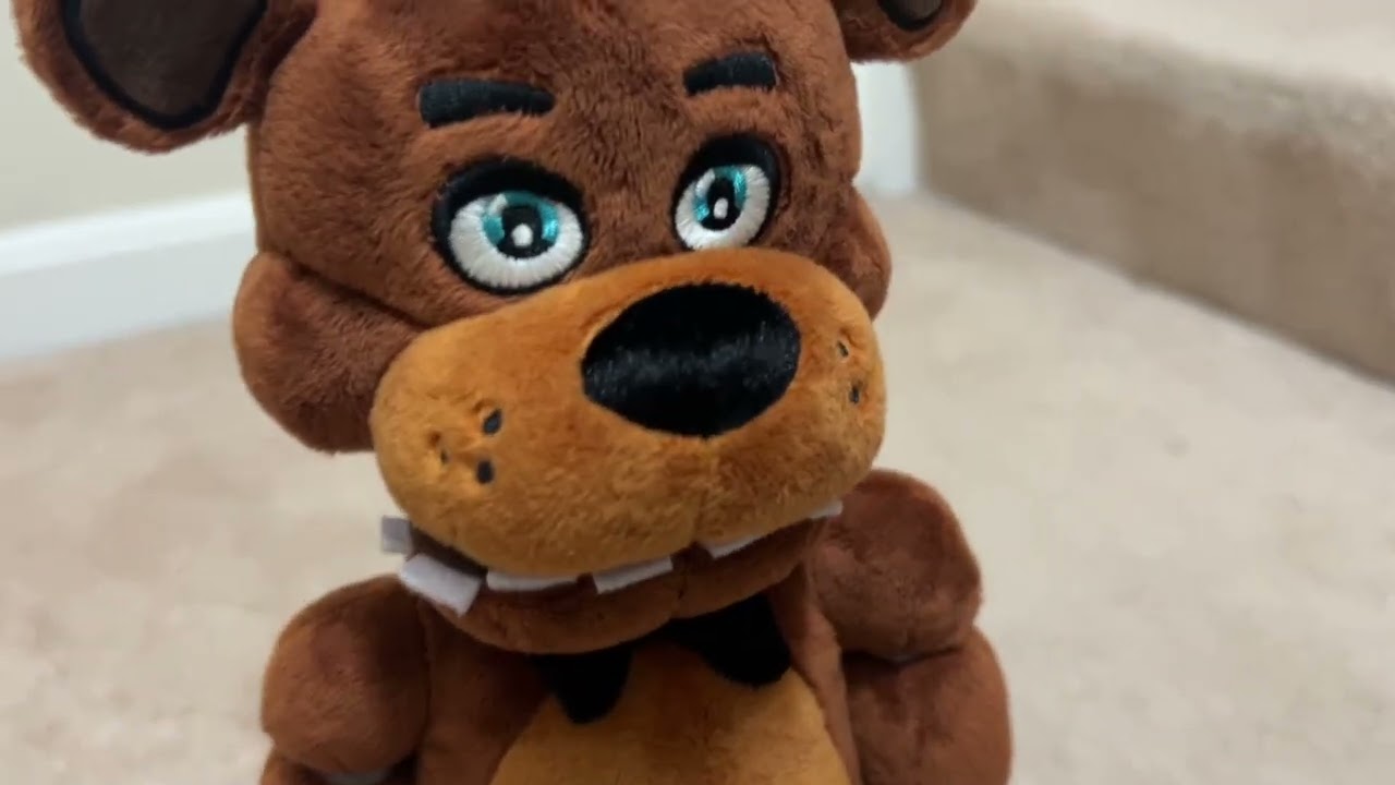 Review on the poseable Freddy, ￼talking, ￼plush by Jazz wears