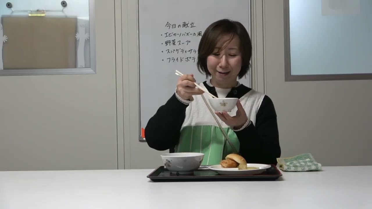 ともべ幼稚園　今日の給食「エビカツバーガー」を食べる
