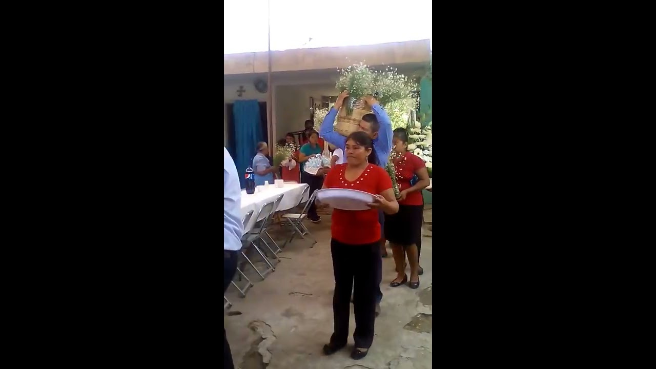 Tradiciones de la entrega de un ahijado de bautizo en Tezonteapan de Bonilla, Puebla.
