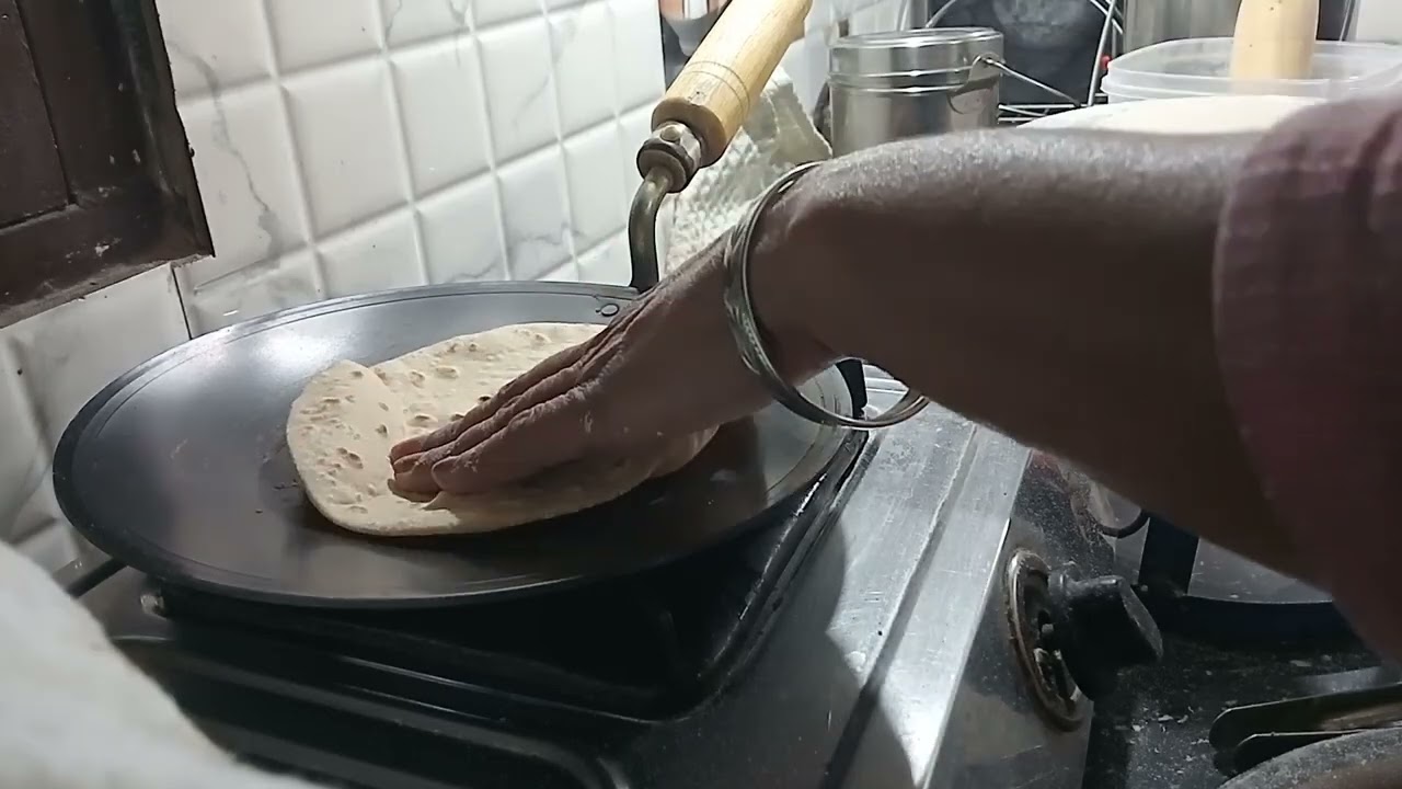 ਸ਼ਾਮ ਦੇ ਸਮੇਂ ਕਣਕ ਦੀਆਂ ਰੋਟੀਆਂ ਪਕਾਈਆਂ 