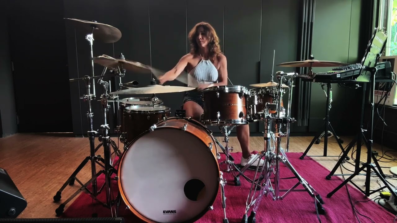 Tocar la parte de bateria de Dale gracias. Spinetta Jade