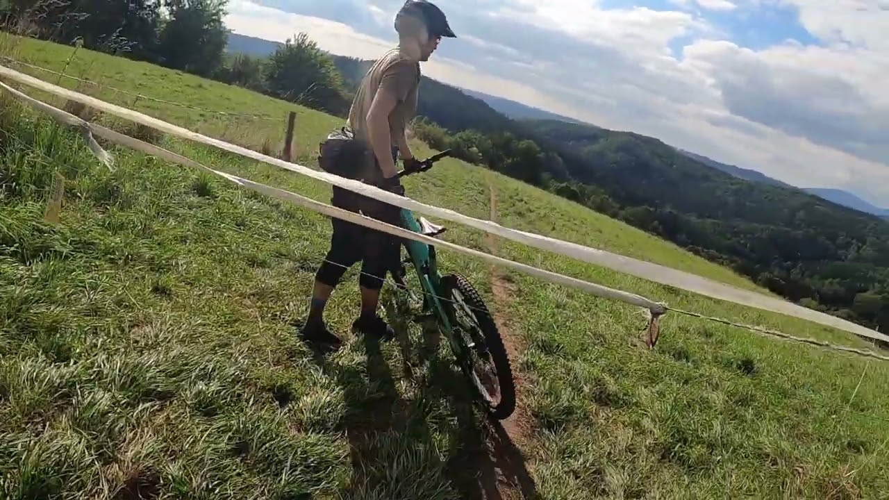 Bunkr Trail (modrý) s druhou půlkou Střílna Trail (černý) na Trutnov Trails (z řídítek)