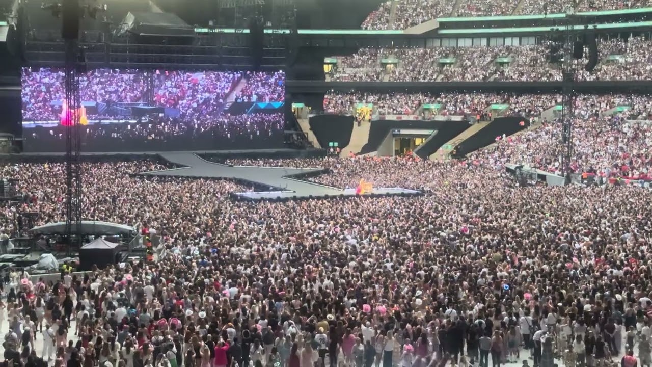 Taylor Swift Surprise acoustic performance of Out of the Woods/Is it Over Now? and Clean #erastour