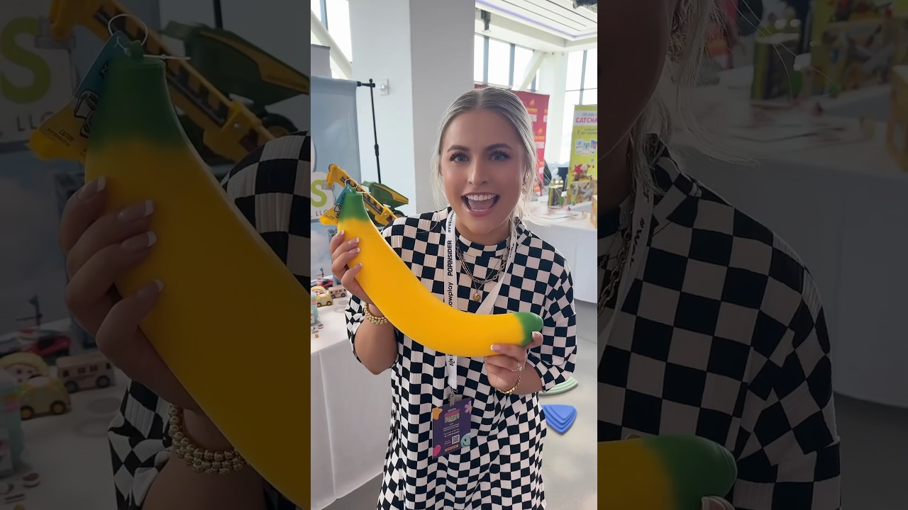 the worlds largest (and longest) squishy banana 👏🏼🤩 #banana #squishy #sensory #new