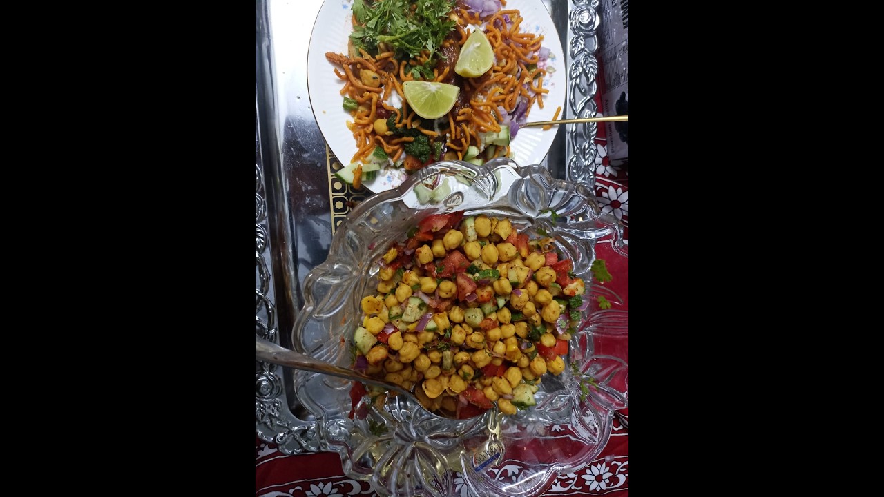 +One Inderigent, Two amazing dishes!!!!  kaboli channa 2 styles 🌶 with Lazeez pakwaan 😋