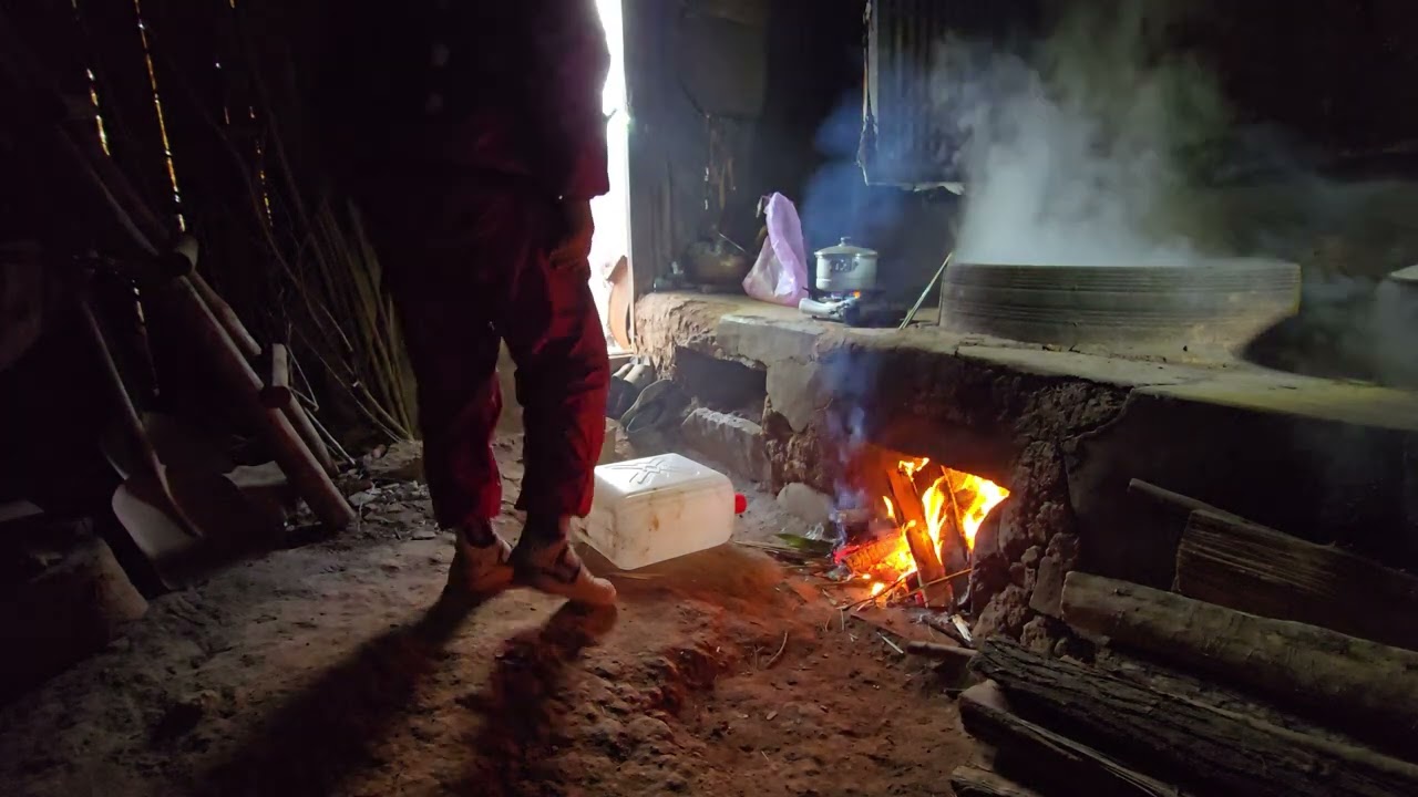 겨울 굴피집 어르신 떠난뒤 사람발길 뚝 부뚜막 라면끓여 허기를 달랜다 ᆢ