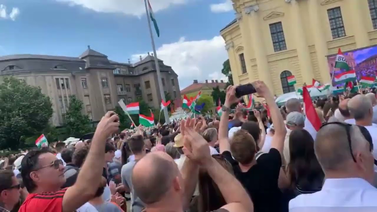 Tavaszi szél vizet áraszt - Rost Andreával énekelt a közönség Debrecenben, Magyar Péter rendezvényén