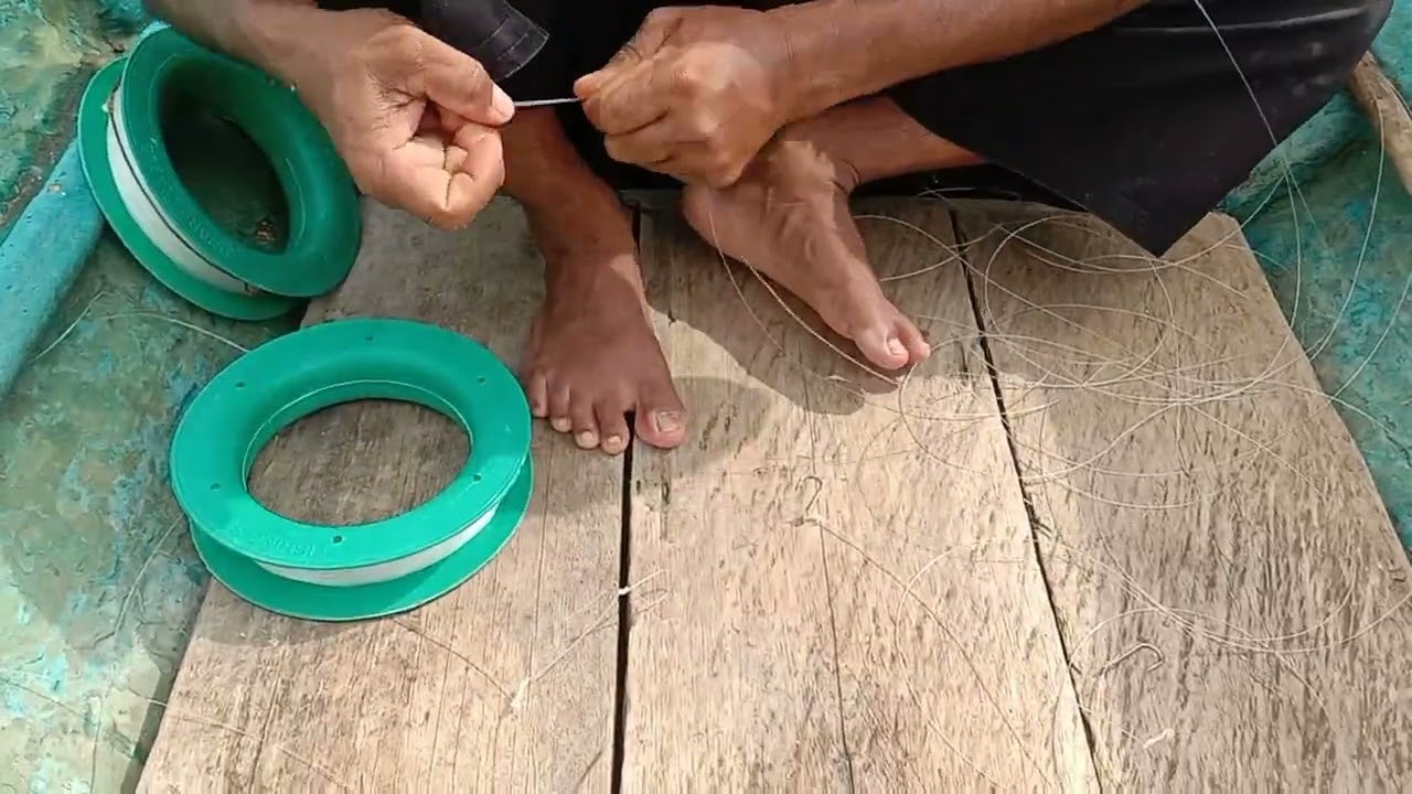 Proses merakit pancing, ikan besar di laut dalam dgn menggunakan pemberat/ladung.