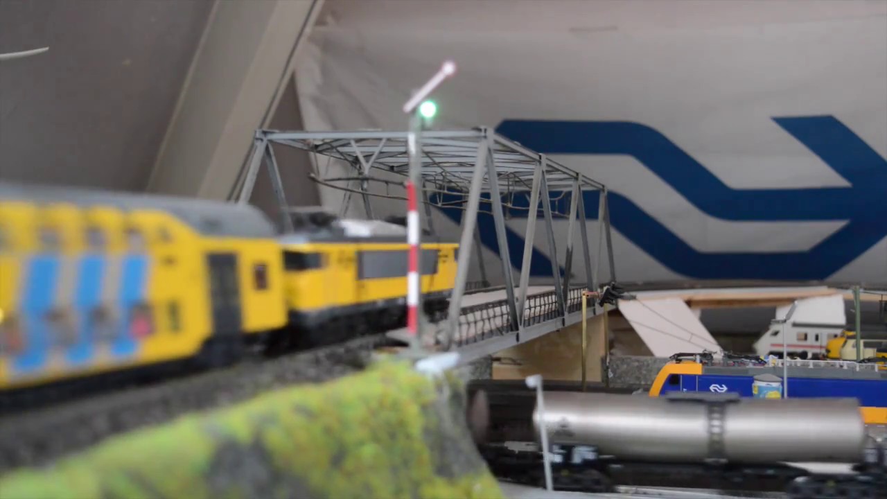 Modelbaan Steenberg: Diverse treinen bij het station