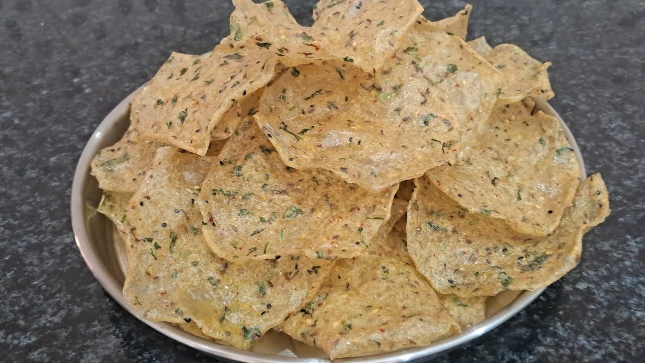 मेरे गाॅव के पारंपरिक आलू के पापड़ ऐसे बनाये जाते है ना काले लाल होगे , मेरी माॅ के तरीके से बनाऐ |