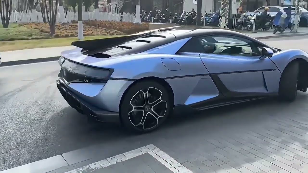 BYD Yangwang U9 turning in place