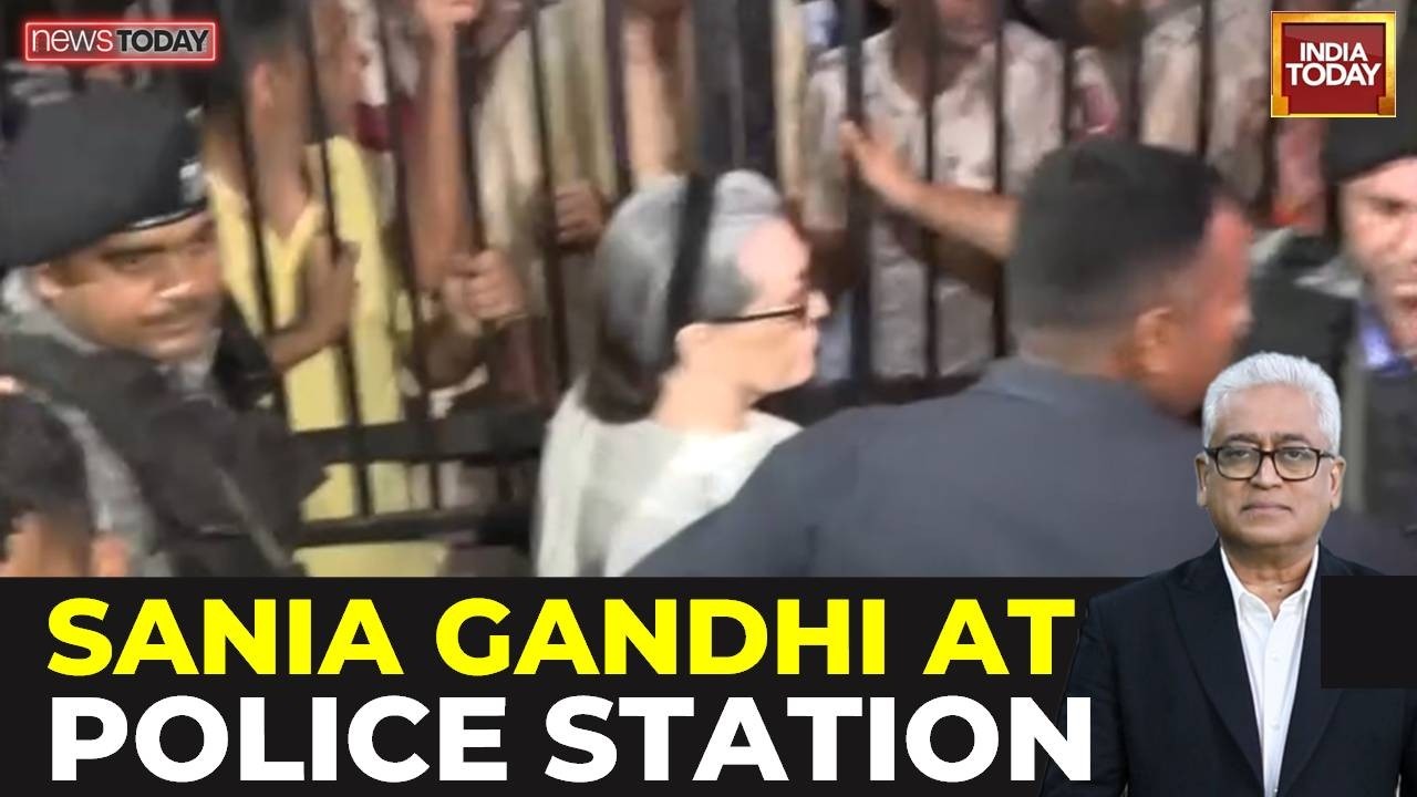 Sonia Gandhi at Mandir Marg Police Station Where Priyanka Has Been Taken | Rahul Gandhi Detained